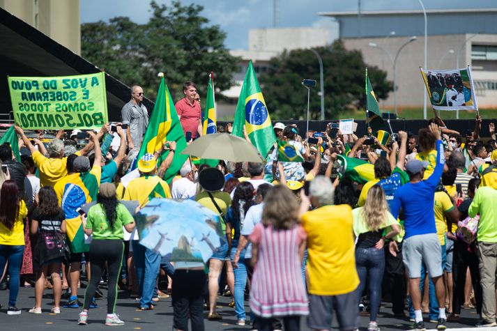 Forsetinn og stuðningsmenn hans eru ósáttir við samkomubann sem gildir í Brasilíu.