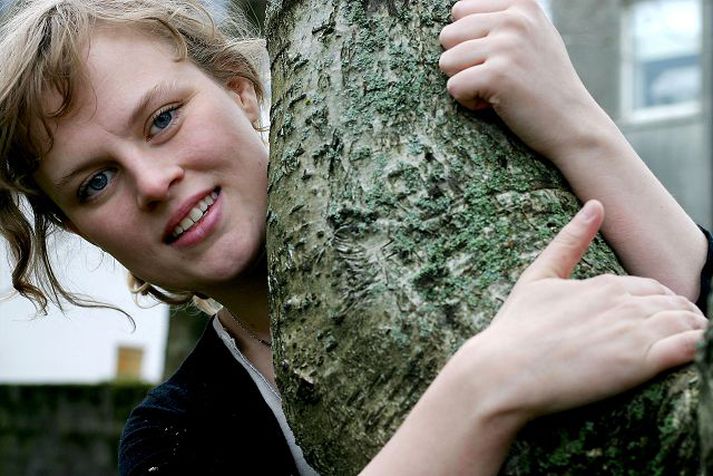Ólöf Arnalds „Það sem ég upplifi með textagerð er að ég næ betra sambandi við það sem ég er að syngja ef það er á íslensku. Tengingin við móðurmálið lætur mér líða eins og ég sé að segja satt.“