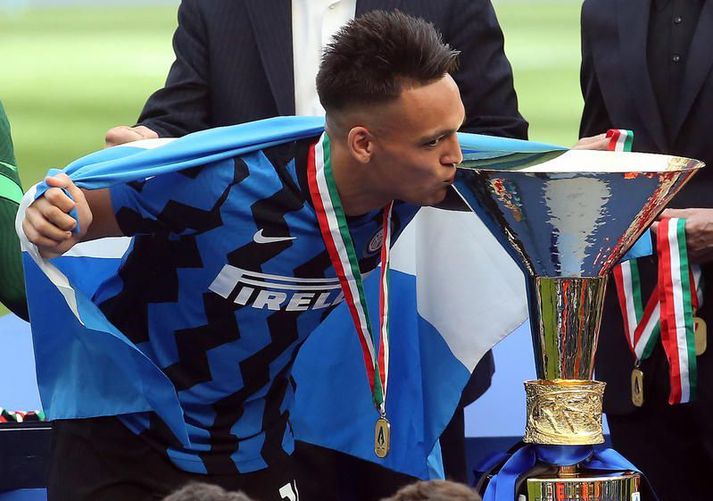 Inter maðurinn Lautaro Martinez kissir Ítalíumeistarabikarinn síðasta vor.