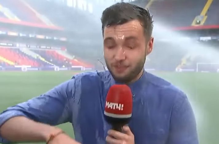 Þessi íþróttafréttamaður lenti illa í því á grasinu.