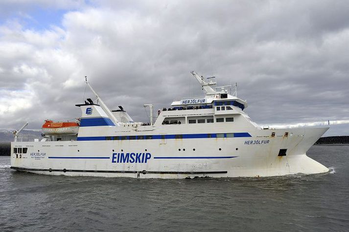 Rúta fór óvenjulega leið og ætlaði undir landgöngubrú skipsins.
