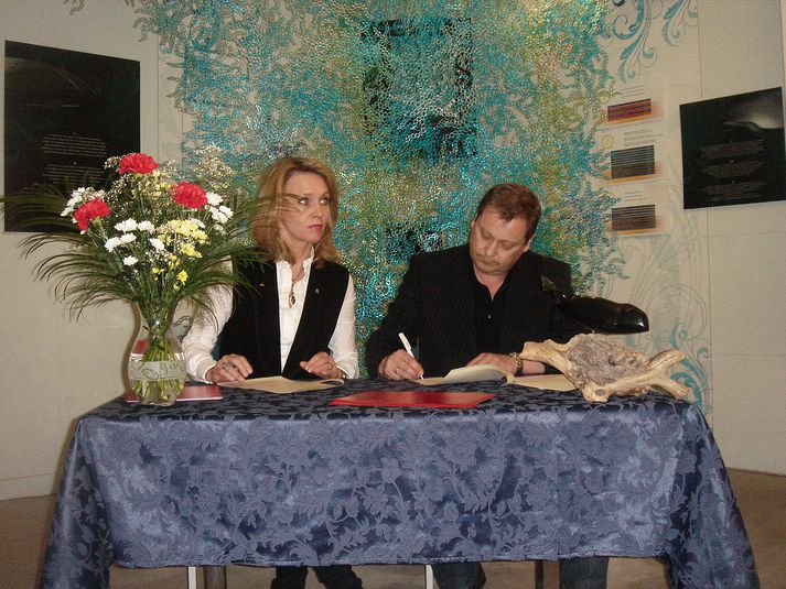 Þorgerður Katrín Gunnarsdóttir og Björn Ingimarsson undirrita samninginn á Húsavík í dag.