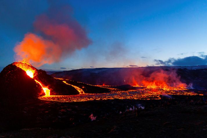 Stemmningunni í Geldingadölum hefur verið líkt við Herjólfsdal á Þjóðhátíð. Þar spilar bjarminn frá eldinum stóran þátt og brekka þar sem fólk hefur horft á gosið. Rögnvaldur Ólafsson aðstoðaryfirlögregluþjónn segir fólk ekki ganga vel um. 