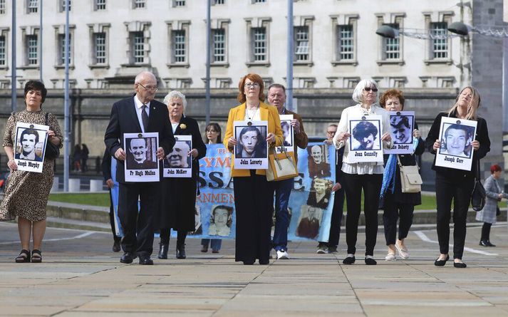 Ættingjar fólk sem breskir hermenn drápu í Ballymurphy-fjöldamorðinu árið 1971 héldu á myndum af þeim áður en niðurstaða dánardómstjóra var kynnt í Belfast í dag.