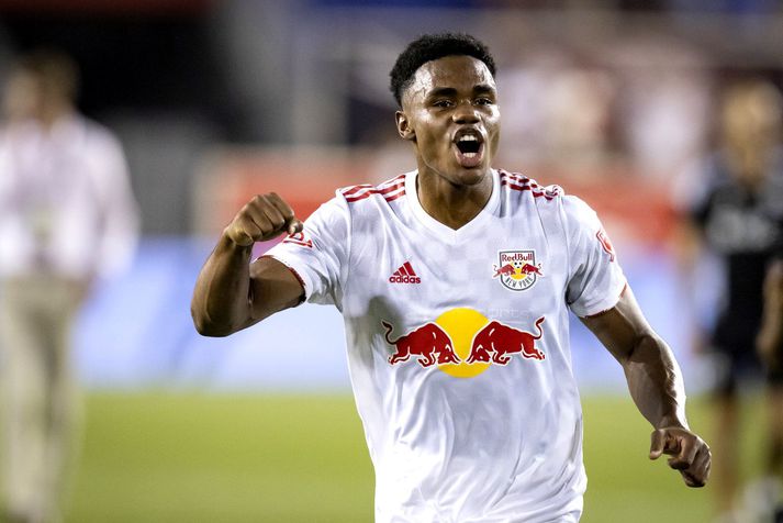 Serge Ngoma fagnar hér sigurmarki sínu fyrir New York Red Bulls á móti Atlanta United á Red Bull Arena.