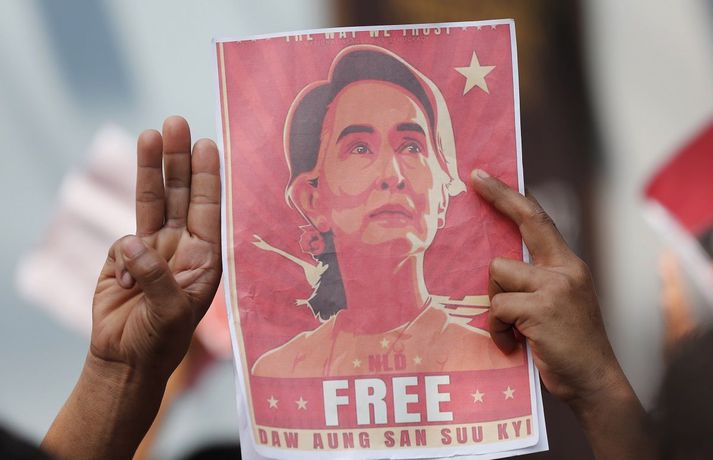 Aung San Suu Kyi, lýðræðislega kjörinn leiðtogi Mjanmar, hefur verið í haldi hersins frá því í byrjun febrúar en hún hefur verið ákærð af herstjórninni sem tók völd í landinu og gæti verið dæmd til langrar fangelsisvistar.