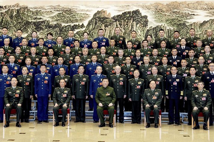 Xi Jinping, forseti Kína, og forsvarsmenn herafla Kína í gær.