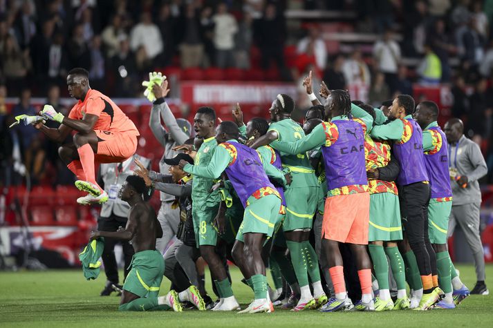 Leikmenn Senegal fagna eins og þeim einum er lagið.