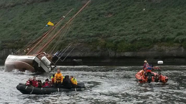 Hvalaskoðunarskipið Haukur strandaði við Lundey á Skjálfanda í gær.