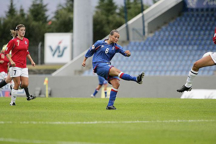 Fanndís Friðriksdóttir reynir hér skot að marki á Evrópumótinu.
