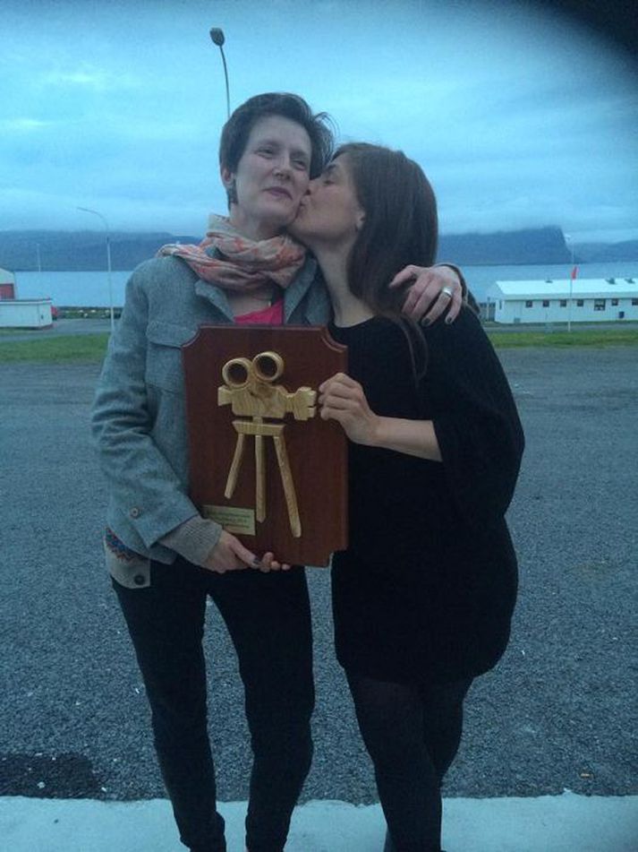 Þær Yrsa Roca Fannberg og Helga Rakel Rafnsdóttir voru sáttar með áhorfendaverðlaunin.