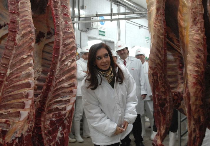 Cristina Fernandez, forseti Argentínu skoðar landbúnaðarafurðir.