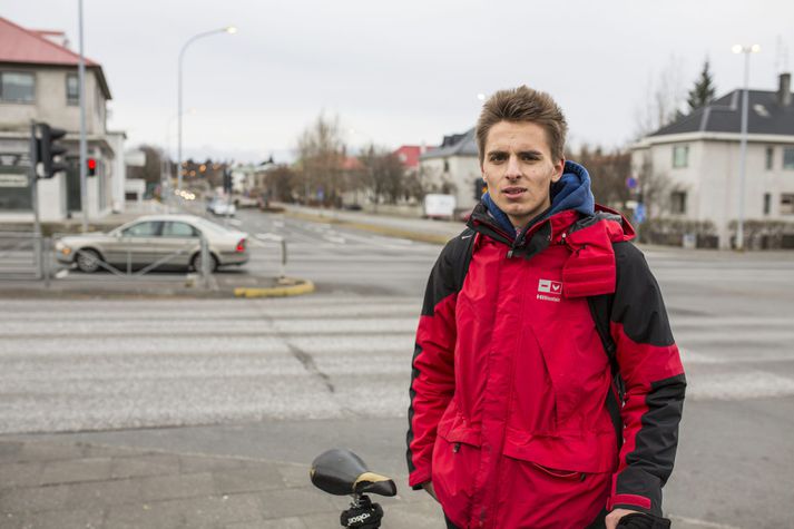 Pólverjinn Jakub lenti í árekstri á hjóli sínu í dag. Hann slapp ómeiddur og hjólaði af vettvangi.