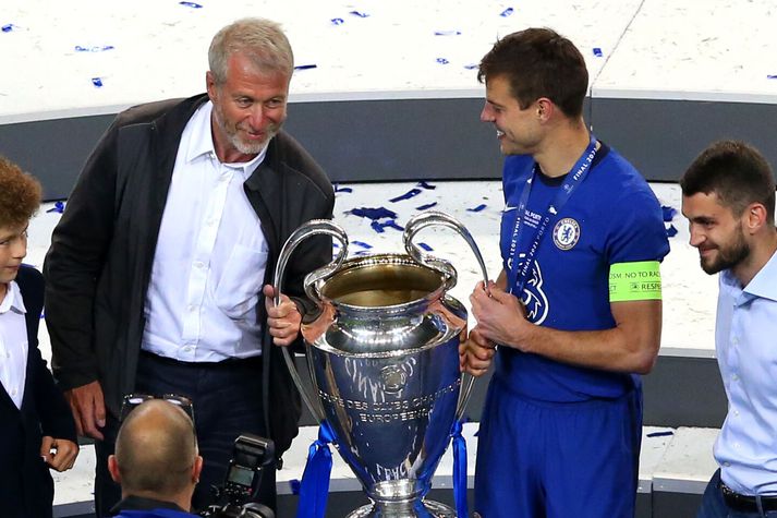 Roman Abramovich var eigandinn þegar Chelsea vann Meistaradeildina árið 2021 og hér er hann með bikarinn og með Cesar Azpilicueta fyrirliða.