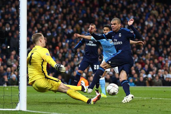 Joe Hart ver frábærlega frá Pepe.