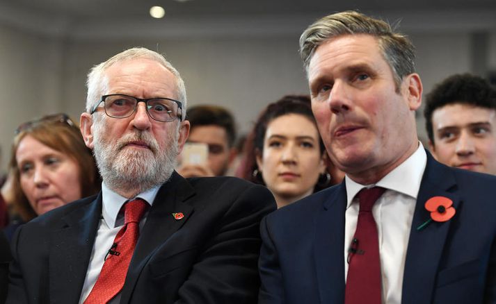 Starmer (t.h.) með Jeremy Corbyn, fráfarandi leiðtoga Verkamannaflokksins, Útgöngukannanir bentu til þess að Corbyn hefði fælt marga kjósendur frá flokknum.