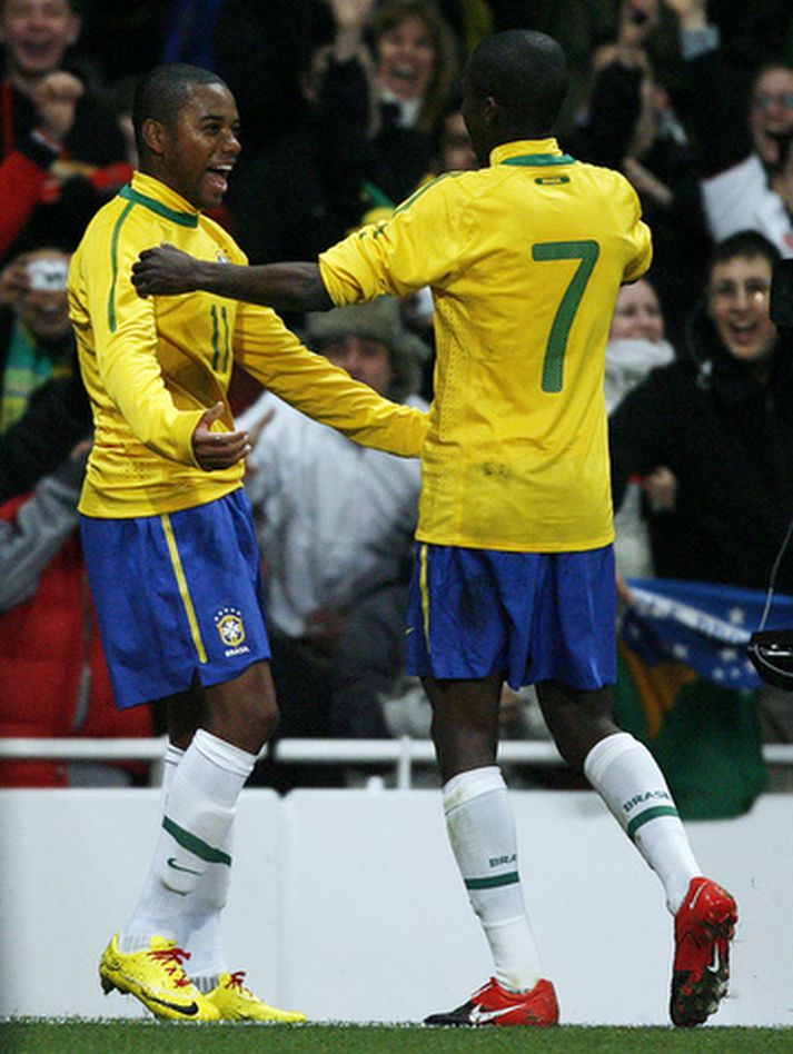 Robinho fagnar marki sínu í kvöld.