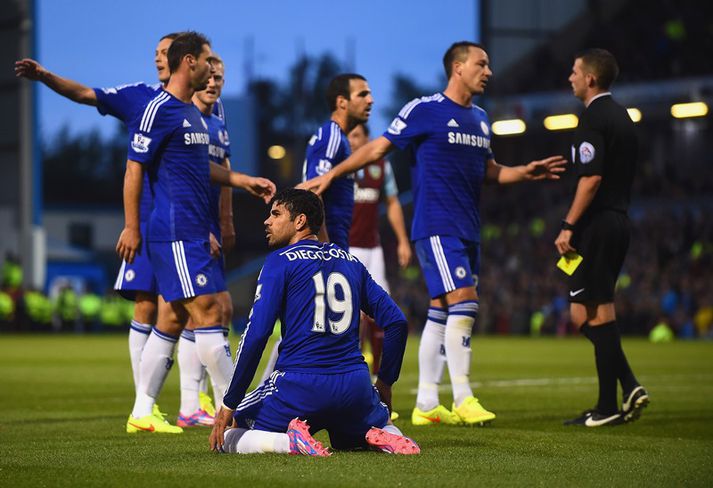 Hér er nýbúið að spjalda Diego Costa fyrir að dýfa sér. Nái nýju reglurnar í gegn þá gæti hann líka fengið leikbann.