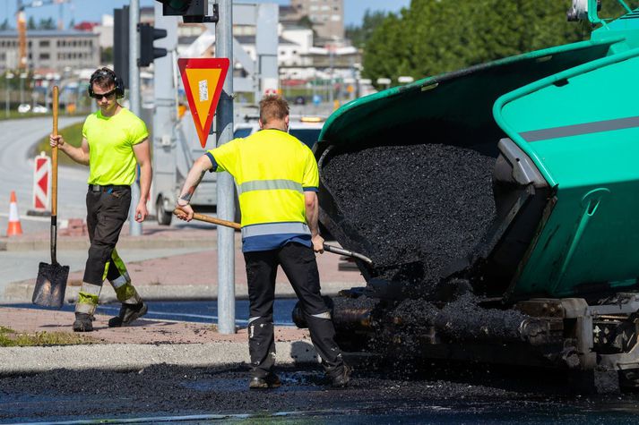 Oft er unnið í mikilli nálægð við umferð. 