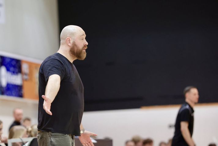 Arnar Guðjónsson að furða sig á einhverju en gat verið ánægður með sigurinn.