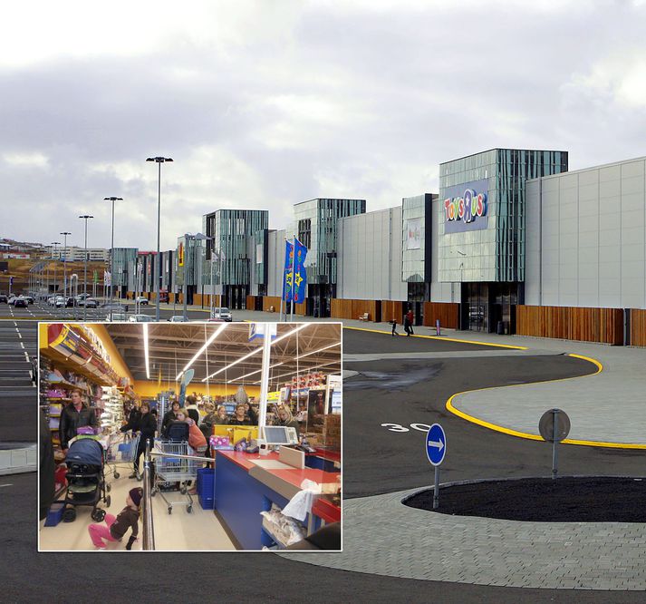 Viðskiptavinir Toys R'Us voru þungir á brún þegar þeir mættu í morgun en glöddust þegar leystist úr málinu.
