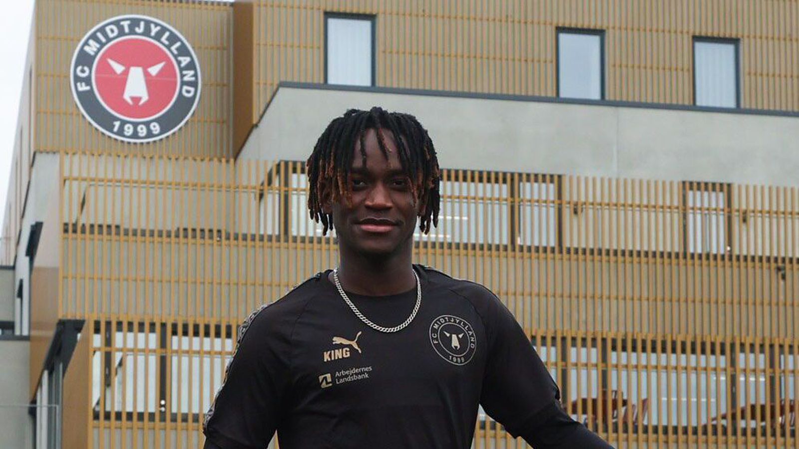 Ungur sam­herji Elíasar særðist al­var­lega í hnífsstungurárás