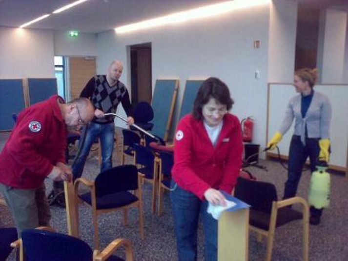 Sjálfboðaliðar að störfum í húsnæðinu í gær.