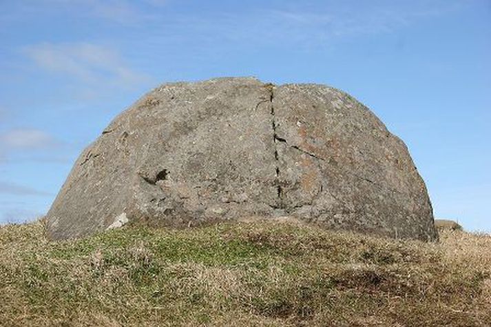 Álfar hafa öldum saman búið í Grásteini á Áalftanesi.