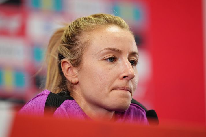 Leah Williamson sést hér á blaðamannafundi þar sem hún var spurð út í umræðu um leikjaálag.
