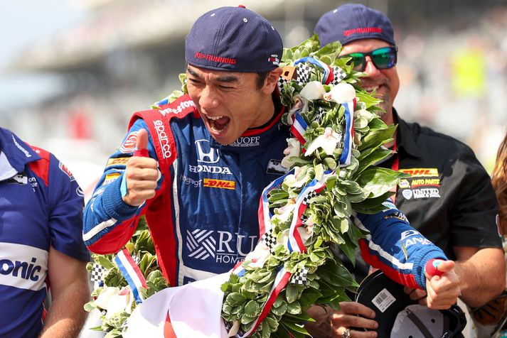 Takuma Sato fagnar sigri.