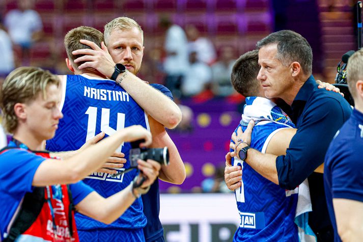 Craig Pedersen faðmar Ægi Þór Steinarsson eftir leikinn gegn Frakklandi.