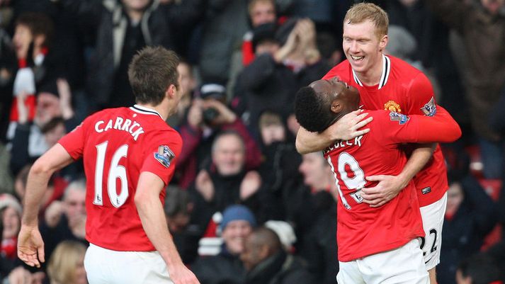 Danny Welbeck fagnar hér Paul Scholes eftir markið.