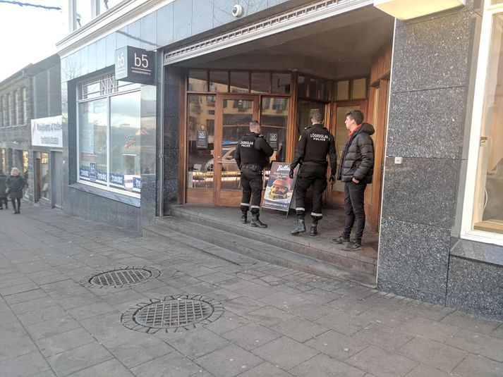 Þegar sjúkrabílar komu á vettvang var ljóst að hann hefði orðið fyrir líkamsárás samkvæmt upplýsingum frá Slökkviliðinu á höfuðborgarsvæðinu.