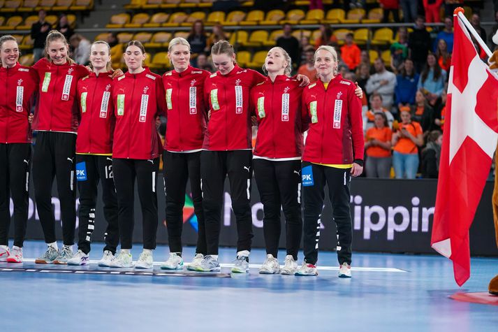Þjálfari danska kvennalandsliðsins í handbolta hefur gagnrýnt aðstæður í mötuneytinu í Ólympíuþorpinu.