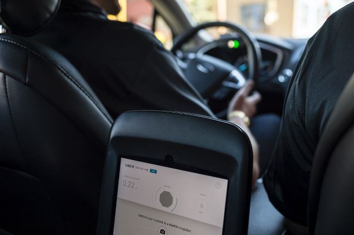 Uber stöðvaði tilraunir með sjálfkeyrandi bíla í Norður-Ameríku eftir banaslysið.