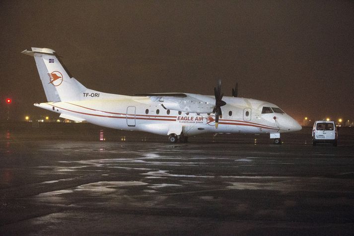 Flugvallarstarfsmenn drógu skrúfuþotu Ernis að Flugskýli 1 á Reykjavíkurflugvelli og lögðu síðan sendibíl fyrir framan vélina til að tryggja að henni yrði ekki flogið á brott.