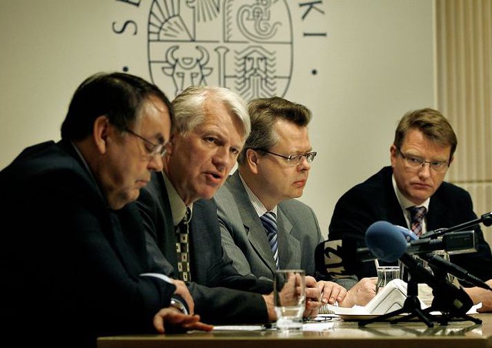 Kaupin kynnt Hrafn Magnússon, framkvæmdastjóri Landssamtaka lífeyrissjóða (LL), Arnar Sigurmundsson, formaður LL, Már Guðmundsson seðlabankastjóri og Sturla Pálsson, framkvæmdastjóri alþjóða- og markaðssviðs Seðlabankans.