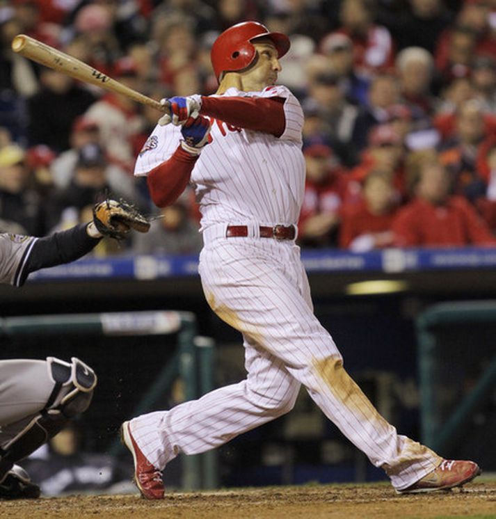 Raul Ibenez nær hér „home run“ í leiknum í nótt.