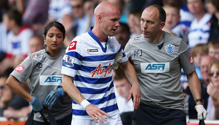 Andy Johnson fer hér meiddur af velli í leik Queens Park Rangers og Chelsea.