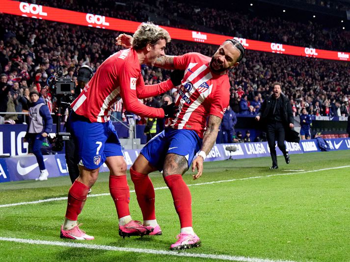 Memphis Depay og Antoine Griezmann fagna sigurmarki Atletico í kvöld.