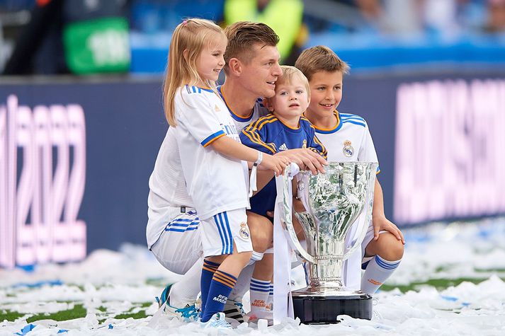 Toni Kroos fagnar titli með Real Madrid ásamt börnum sínum.