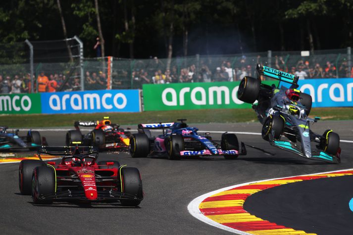 Lewis Hamilton á flugi eftir árekstur við Fernando Alonso.