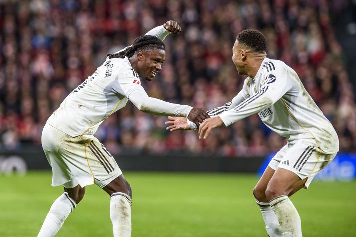 Eduardo Camavinga og Kylian Mbappe fagna öðru marki Real Madrid í kvöld.