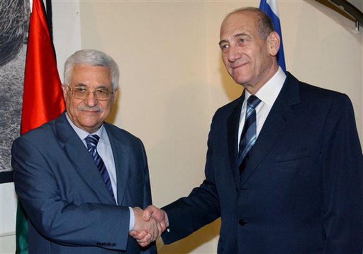 Abbas og Olmert takast í hendur fyrir fundinn sem fram fór á heimili Olmerts í Jerúsalem.