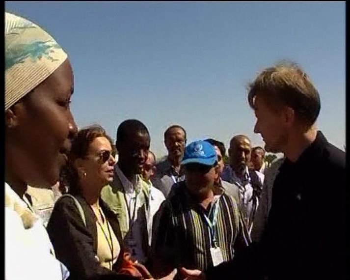 Egeland, lengst til hægri, við komuna til Darfur.