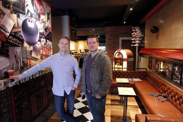 Óli Már Ólason og Arnar Gíslason eiga Lebowski bar sem opnar á Laugaveginum annað kvöld. Staðurinn er hannaður í anda kvikmyndarinnar The Big Lebowski og á veggnum á bak við þá félaga má sjá glitta í keilubrautina.