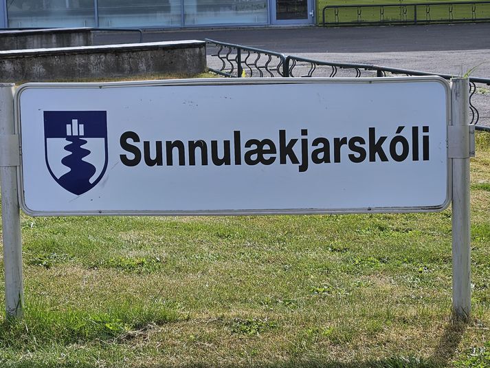 Sunnulækjarskóli, sem er nú laus við alla mygla og því getur eðlilegt skólastarf hafist þar við skólasetninguna 23. ágúst.