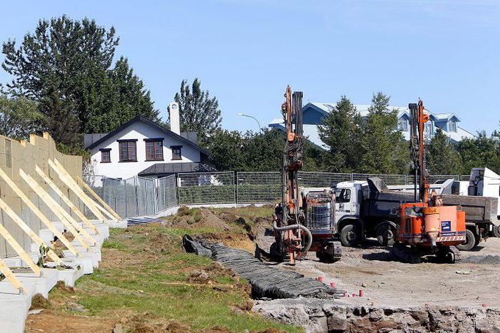 Eins og sést er sprengt ákaflega nærri íbúabyggð. Íbúar segjast verða fyrir miklum óþægindum vegna þeirra. Fréttablaðið/Andri Marinó