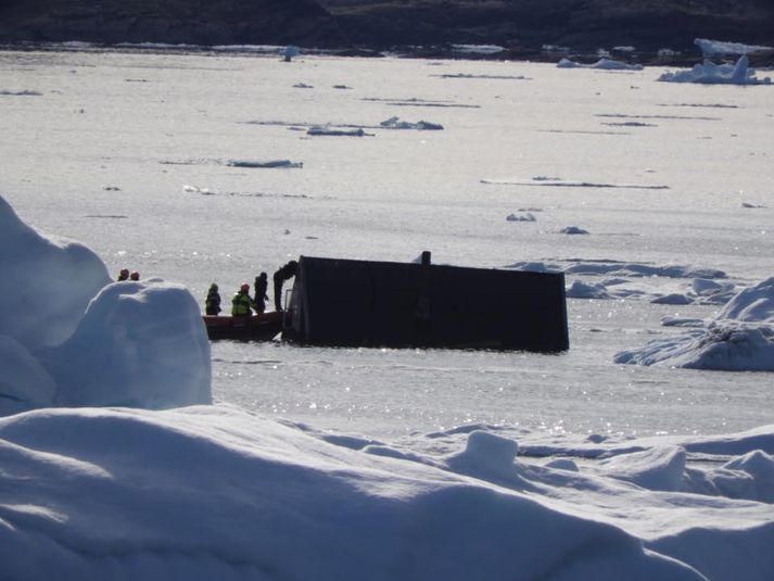 Ellefu húsum skolaði á haf út í flóðbylgjunni. Björgunarmenn hafa leitað þeirra sem er saknað í tíu daga en leitinni hefur nú verið hætt.