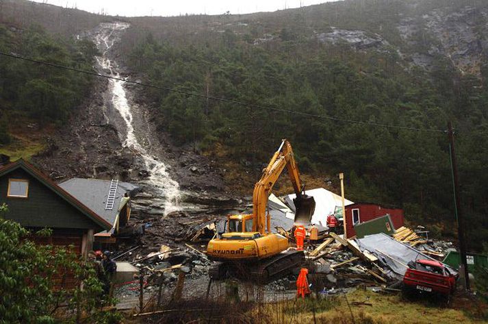Ófögur sjón. Sjö manns voru við smíðar í húsinu þegar skriðan féll á það. Sex sluppu með skrámur en sá sjöundi týndi lífinu.